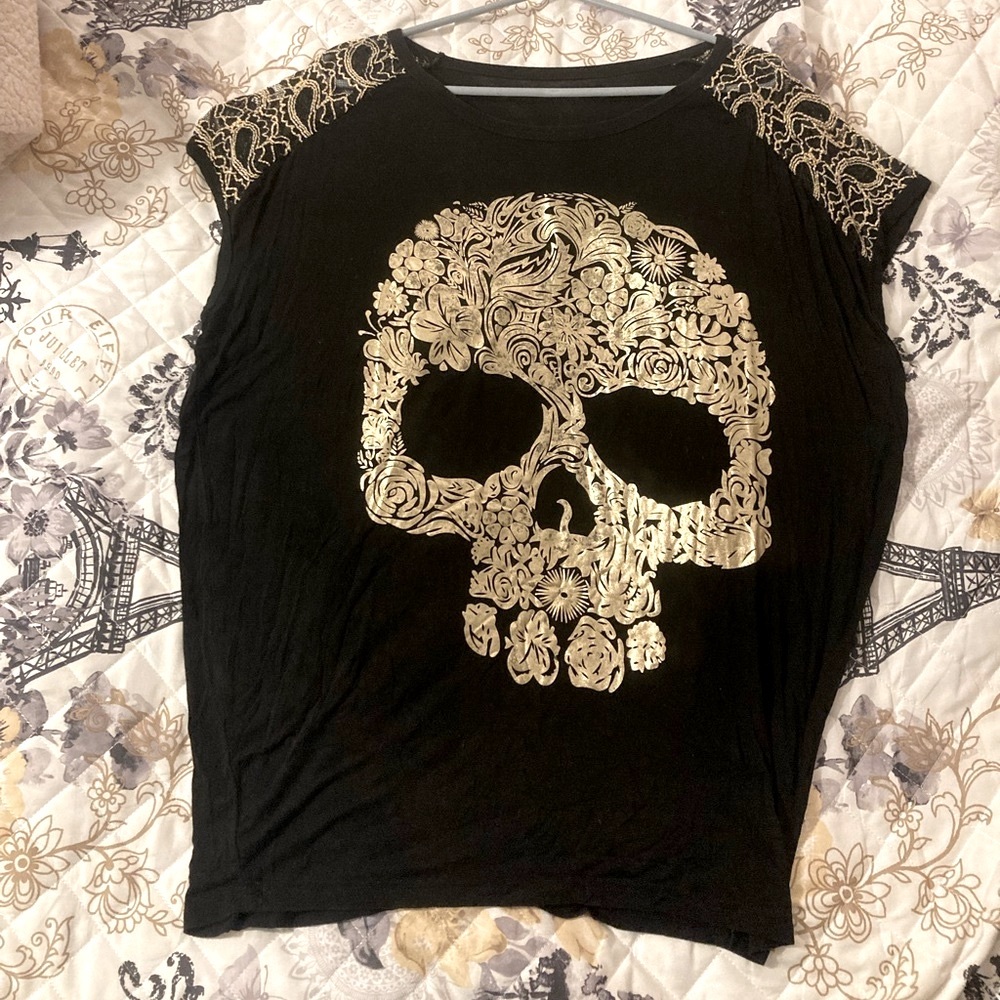 Women’s oversized tee with gold skull.
